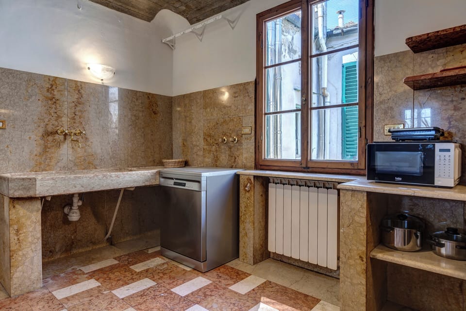 Apartment, Balcony | Private kitchen | Electric kettle