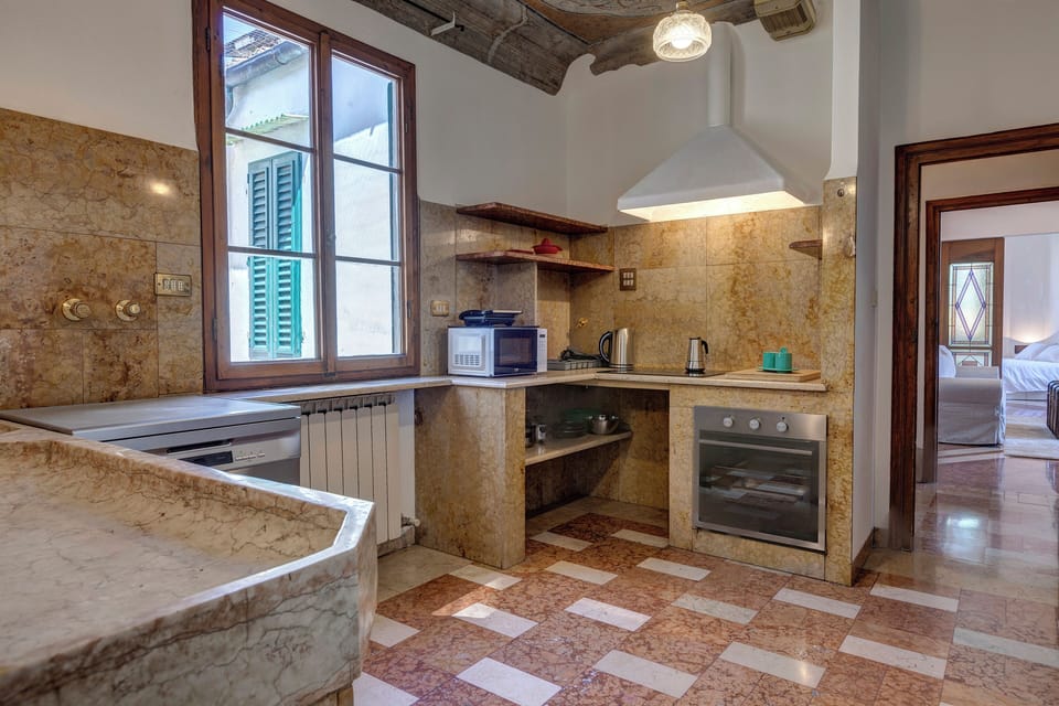 Apartment, Balcony | Private kitchen | Electric kettle