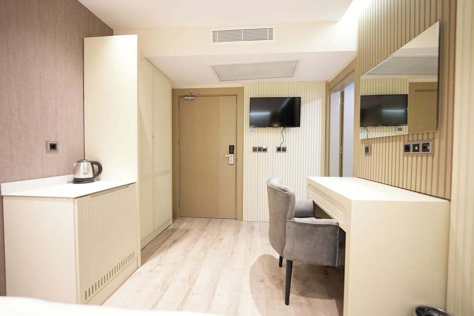 Standard Double Room | In-room safe, soundproofing, bed sheets