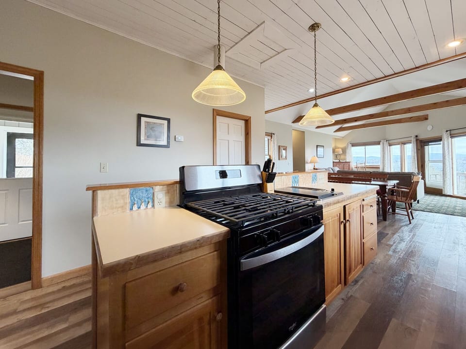 Grand Meadow Suite w/patio | Private kitchen | Microwave, coffee/tea maker