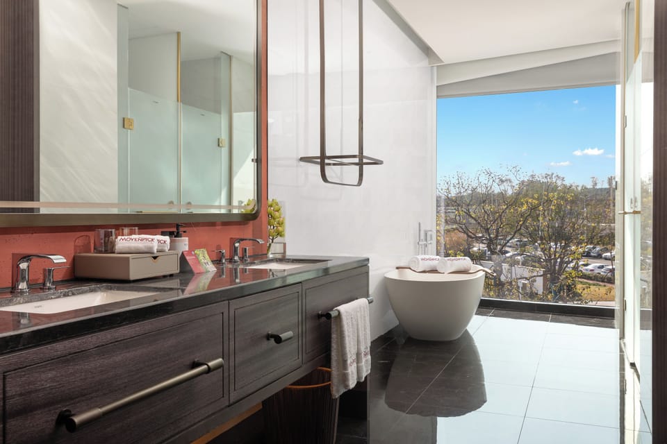 Deluxe Suite, 1 King Bed, Accessible | Bathroom