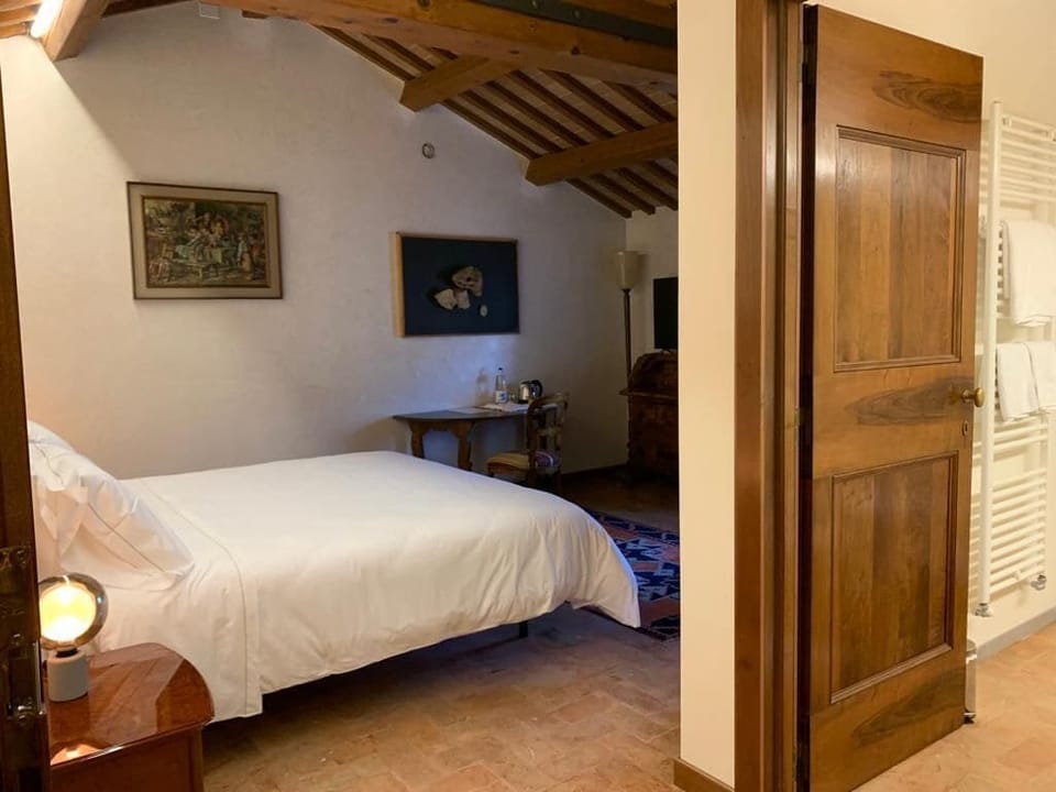 Comfort Room | In-room safe, desk, iron/ironing board, free WiFi