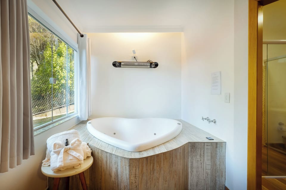 Honeymoon Chalet, Garden View | Jetted tub