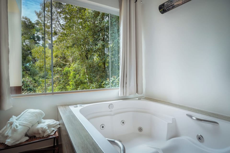 Comfort Chalet, Garden View | Private spa tub