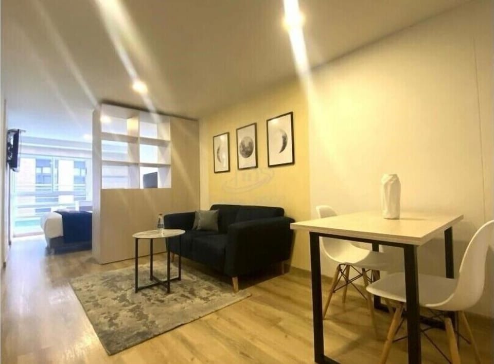 Deluxe Apartment, City View | Dining room