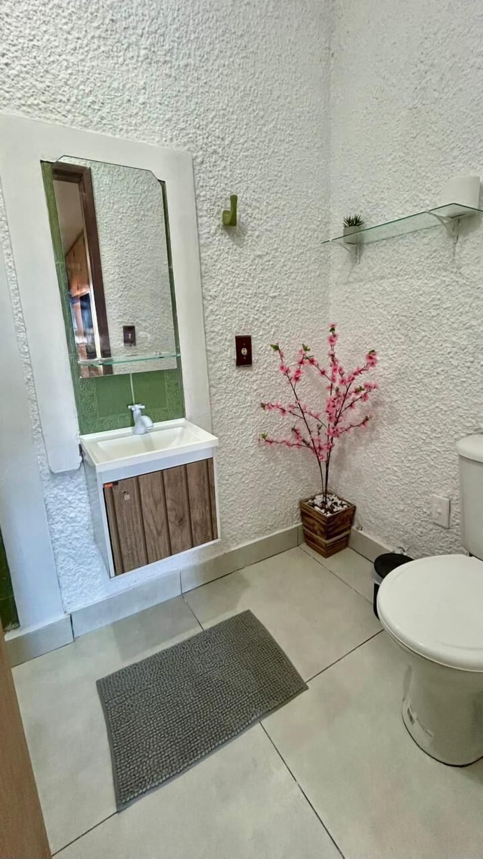 Standard Twin Room | Bathroom | Shower, towels, soap, toilet paper