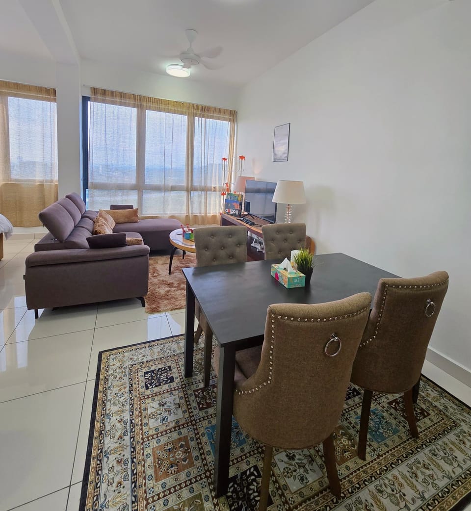 Comfort Apartment, City View | Living area | IPod dock