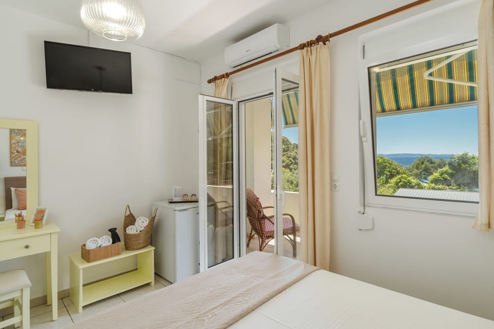 Comfort Room, Balcony, Sea View | Soundproofing, iron/ironing board, free WiFi, bed sheets