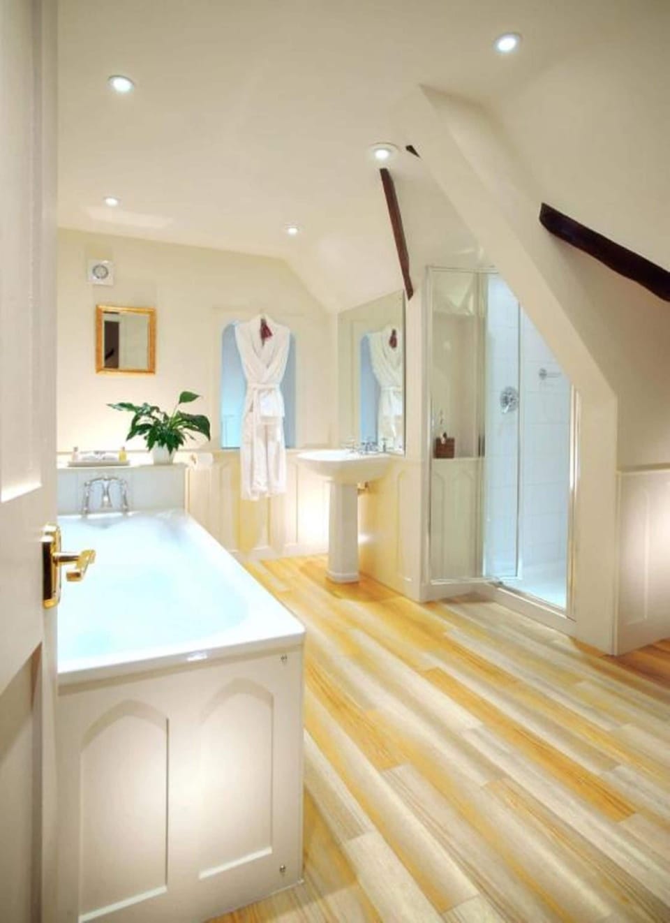 Classic Double or Twin Room | Bathroom | Combined shower/tub, designer toiletries, hair dryer, bathrobes