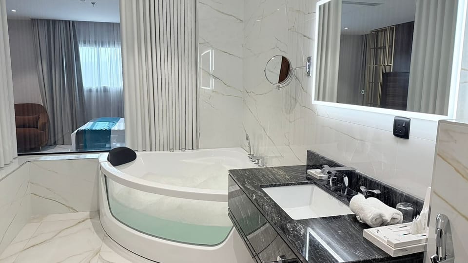 Executive Suite | Bathroom | Free toiletries, hair dryer, bathrobes, towels