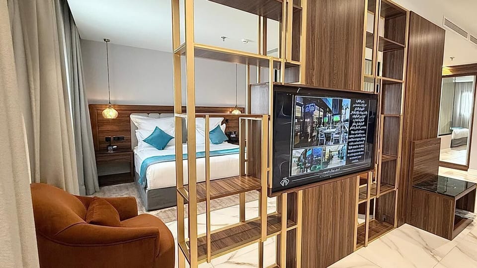 Executive Suite | Soundproofing, iron/ironing board, free WiFi, bed sheets
