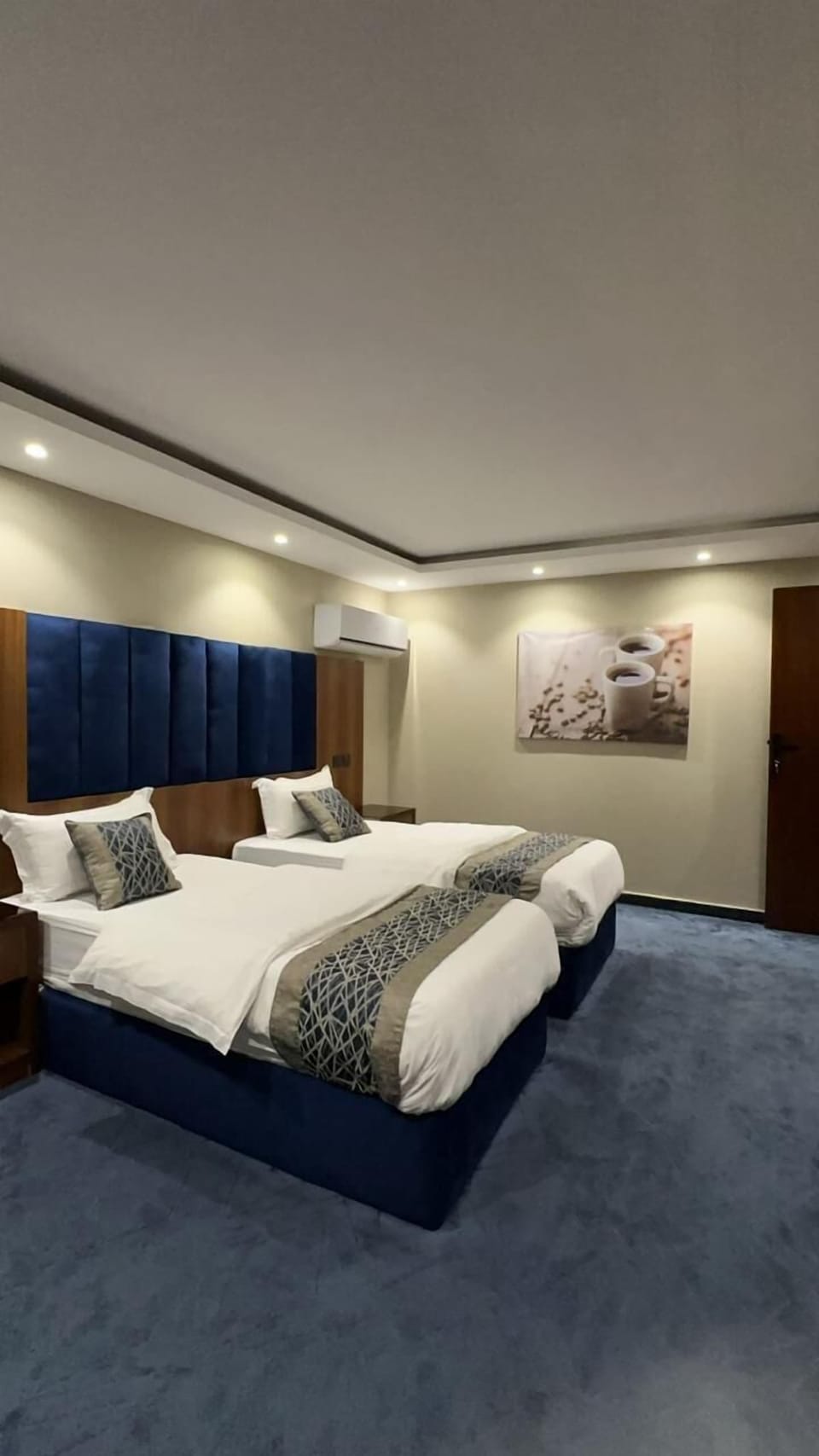 1 bedroom, blackout drapes