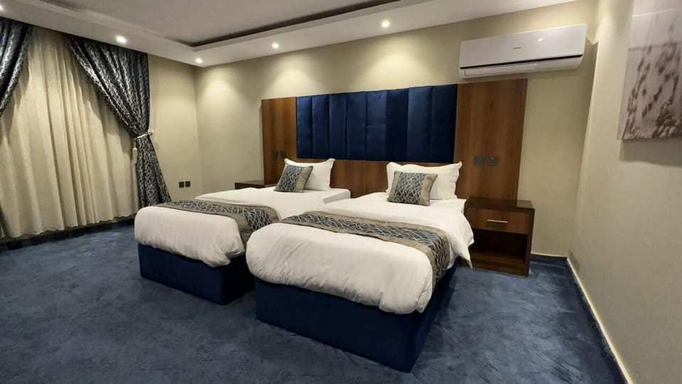 1 bedroom, blackout drapes