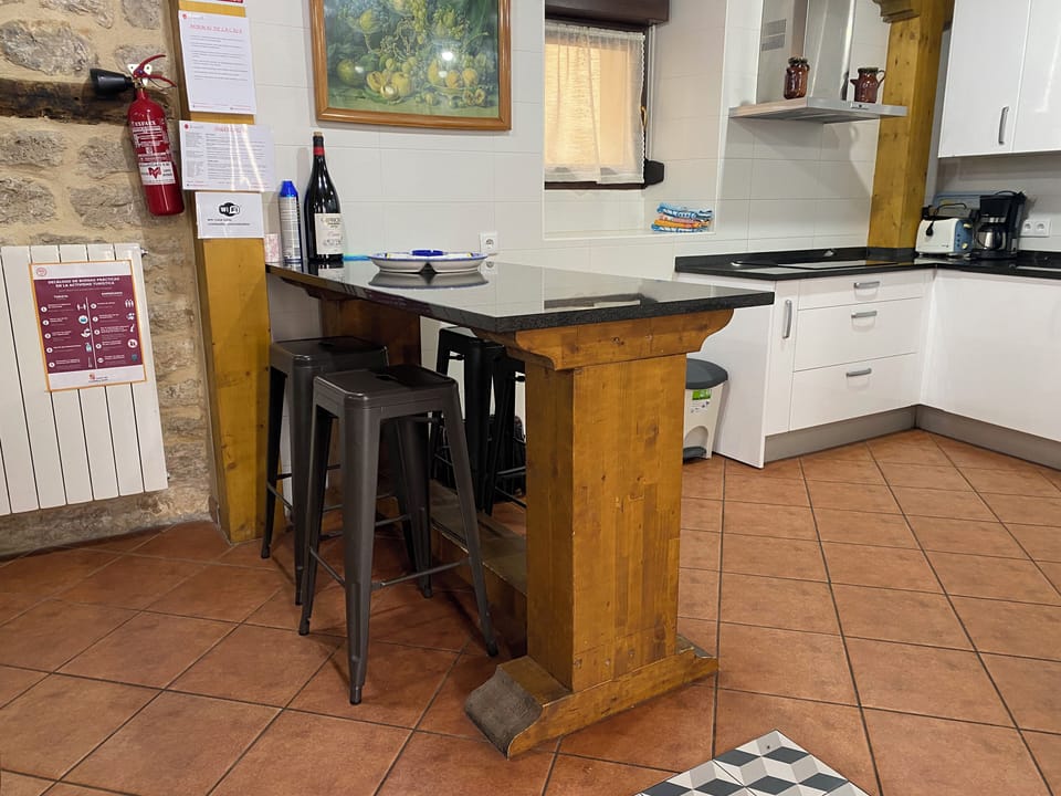 Casa Rural Los Pilones | Private kitchen | Full-size fridge, microwave, oven, stovetop
