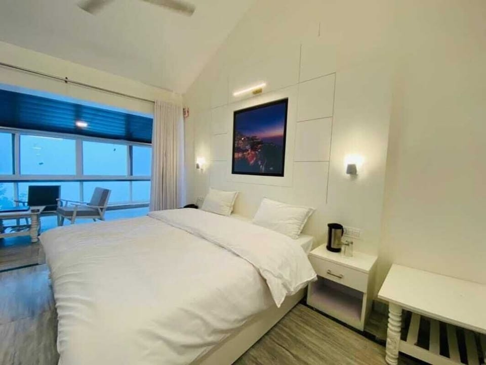 Classic Room | Desk, laptop workspace, free WiFi