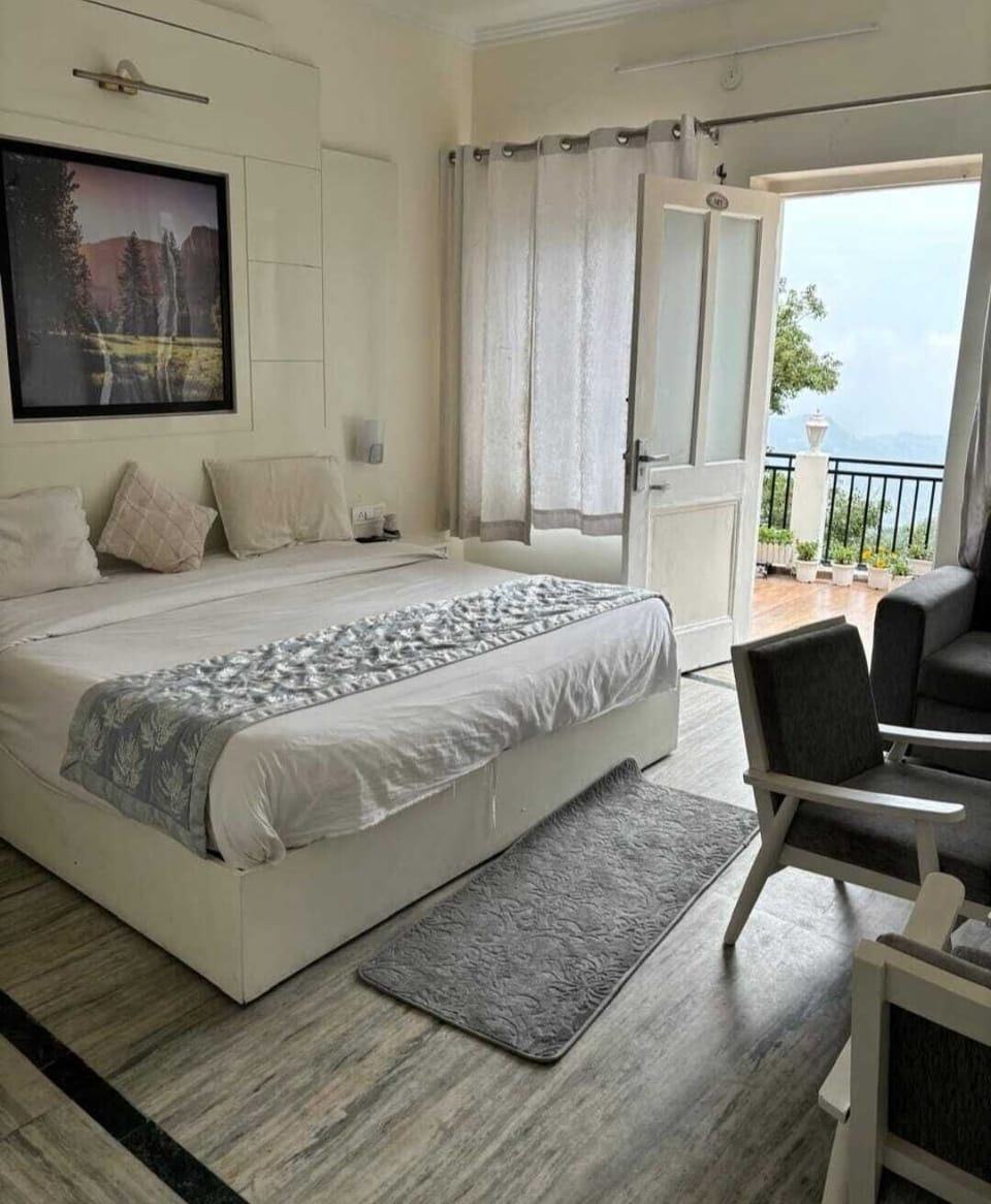 Classic Room | Desk, laptop workspace, free WiFi