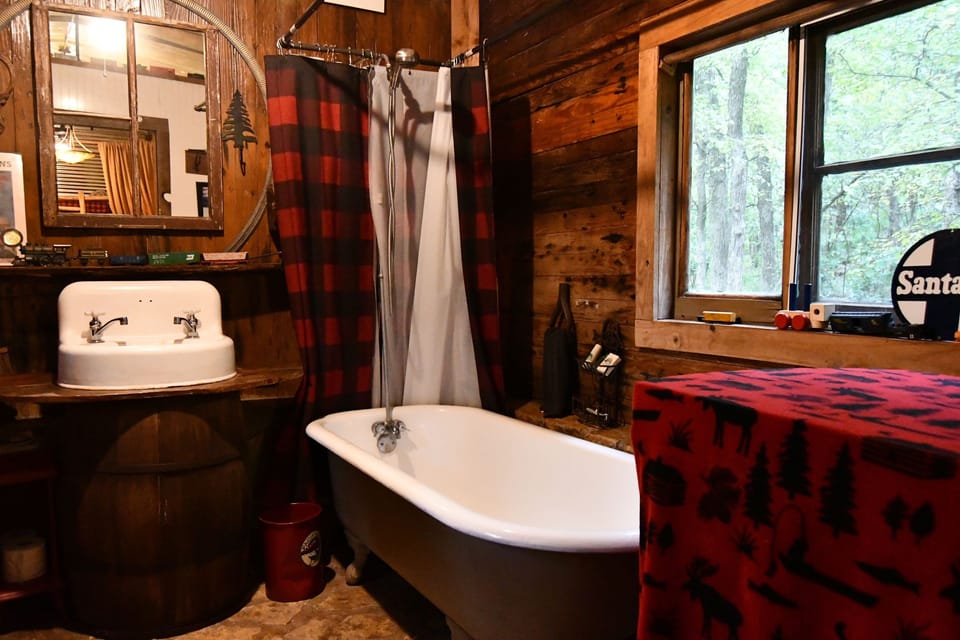 Country Woods Inn Cottage in Glen Rose