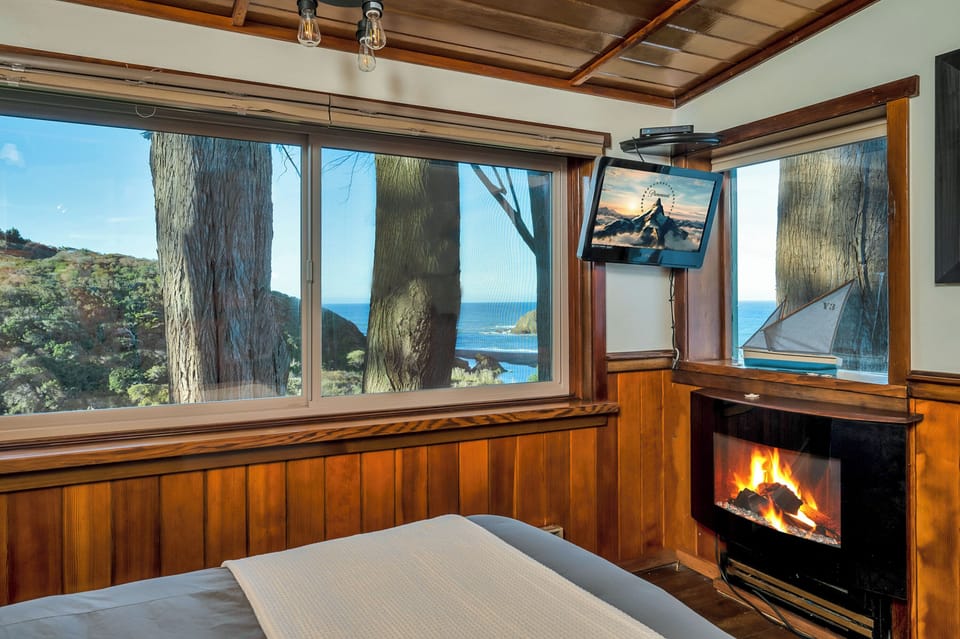 Cliffside Covey (Pet friendly) | Soundproofing, iron/ironing board, WiFi (free), bed sheets