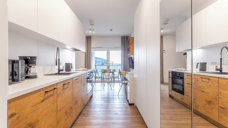 Apartament (1204) | Private kitchen | Fridge, stovetop, electric kettle, cookware/dishes/utensils