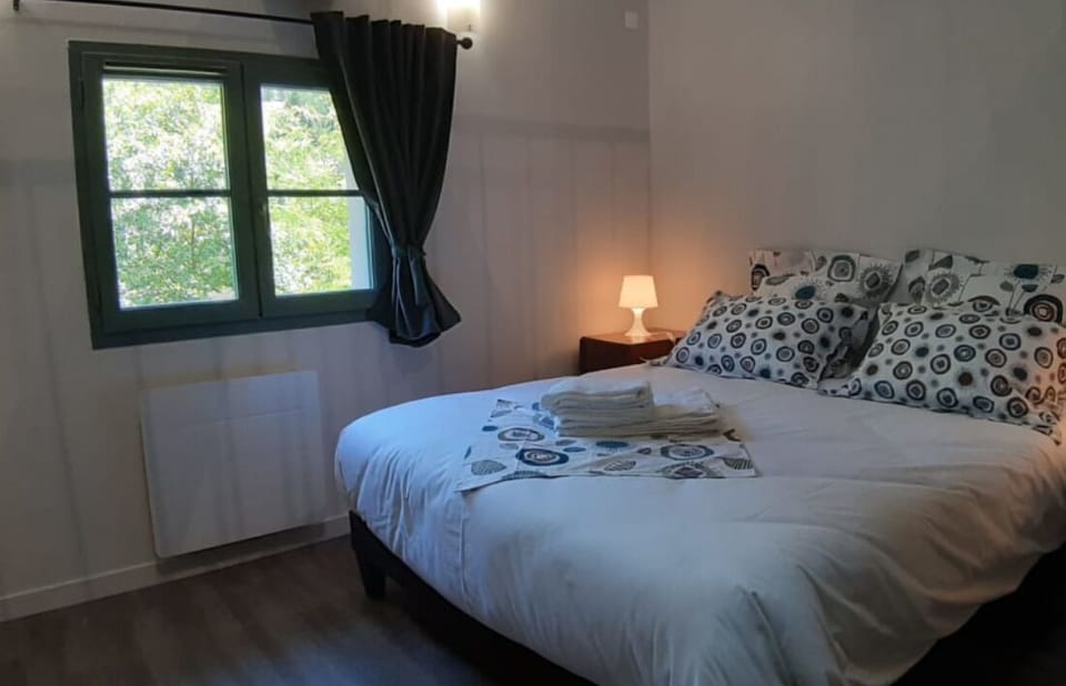 Family Room, River View | Soundproofing, free WiFi