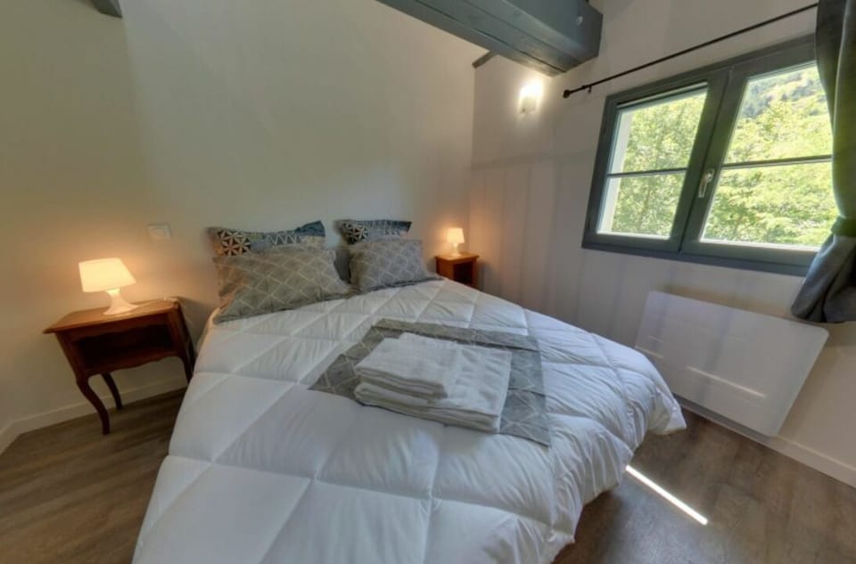 Deluxe Room, River View | Soundproofing, free WiFi