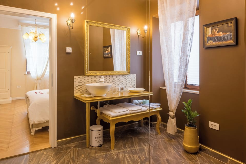 Deluxe Suite | Bathroom | Shower, hair dryer, slippers, towels
