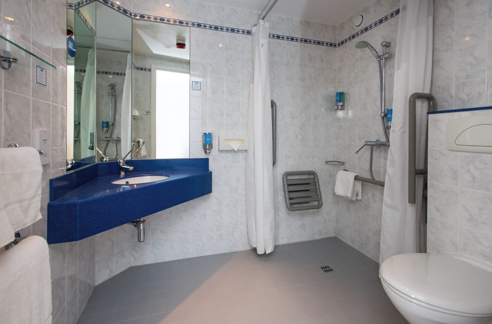 Standard Room, 1 Double Bed, Accessible (with Free Hot Breakfast) | Bathroom | Shower, eco-friendly toiletries, hair dryer, towels
