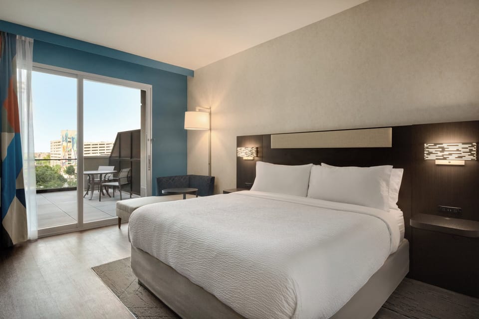 Standard Room, 1 King Bed, Balcony | WiFi (free)