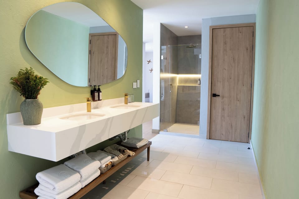 Studio Suite | Bathroom | Shower, rainfall showerhead, eco-friendly toiletries, hair dryer