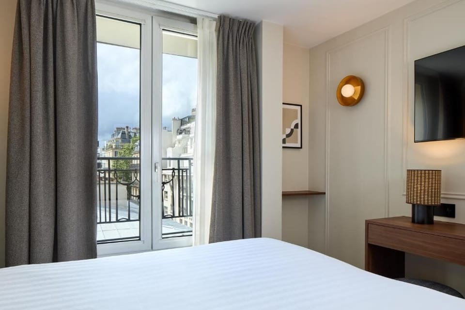 Superior Room | Minibar, in-room safe, desk, laptop workspace