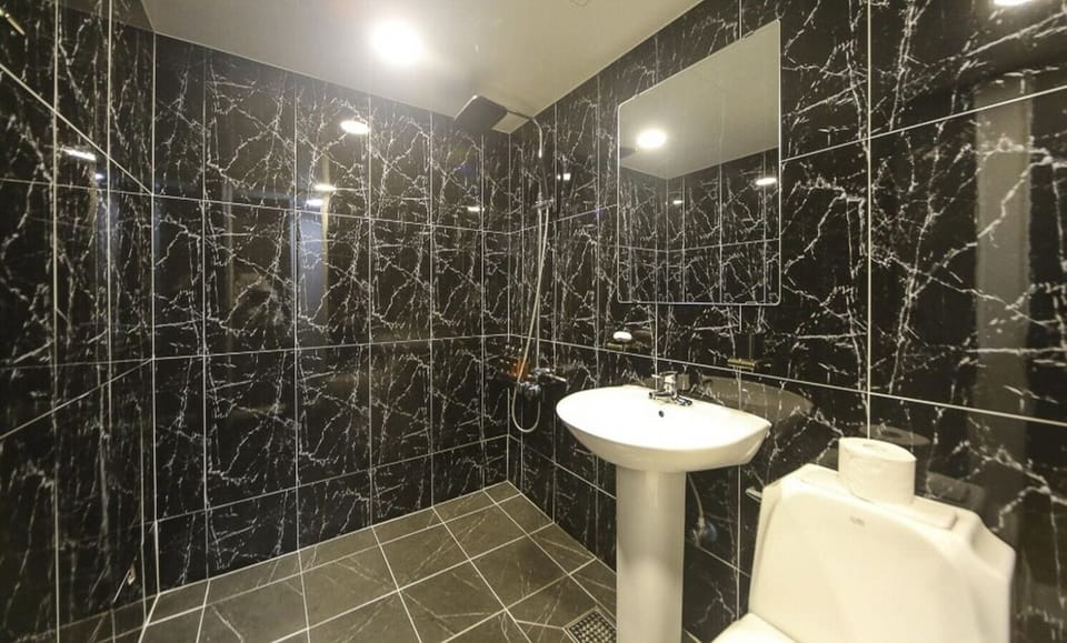 Standard Single Room, 1 Double Bed | Bathroom | Hair dryer, towels, soap, shampoo