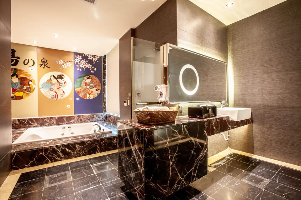 Deluxe Double Room | Bathroom | Separate tub and shower, jetted tub, hair dryer, slippers