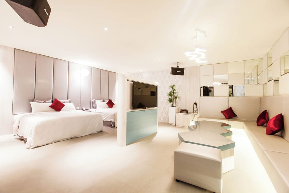 Quadruple Room With Karaoke | Individually decorated, individually furnished, desk, soundproofing