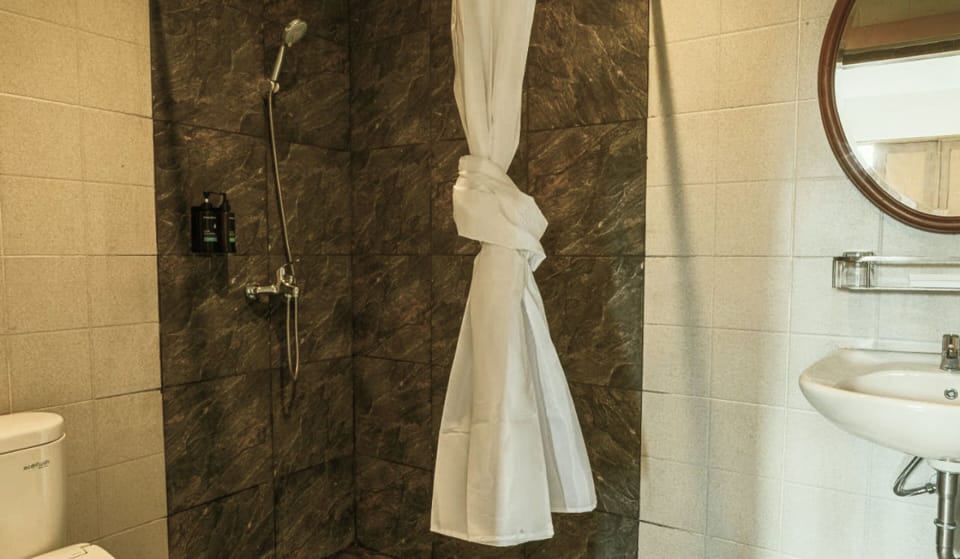 Deluxe Room, 1 King Bed, Balcony | Bathroom | Shower, hydromassage showerhead, free toiletries, hair dryer