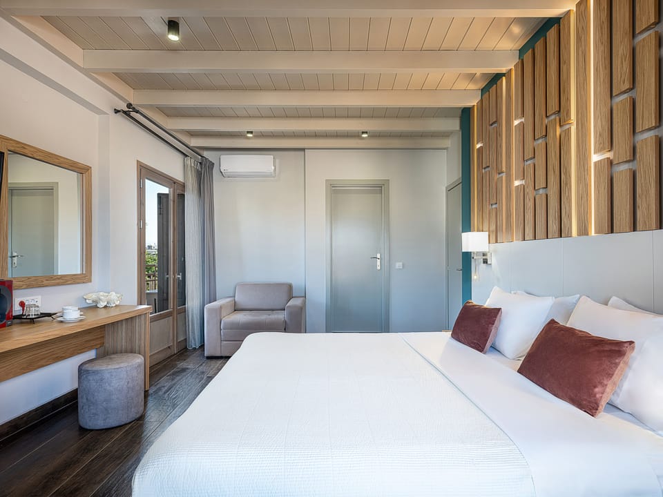 Superior Room | Down comforters, in-room safe, desk, laptop workspace