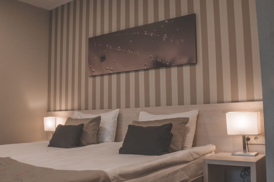 Double Room | In-room safe, desk, iron/ironing board, free WiFi