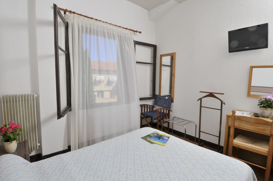 Classic Double Room | In-room safe, iron/ironing board, free WiFi