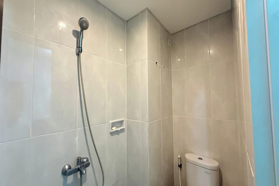 Shower, free toiletries, towels