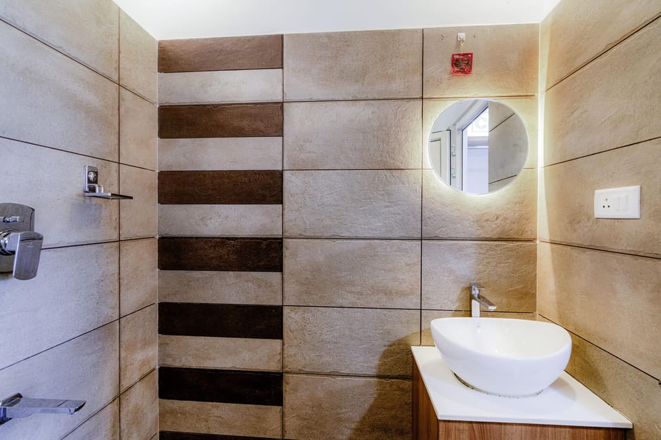 Shower, free toiletries, heated floors, towels