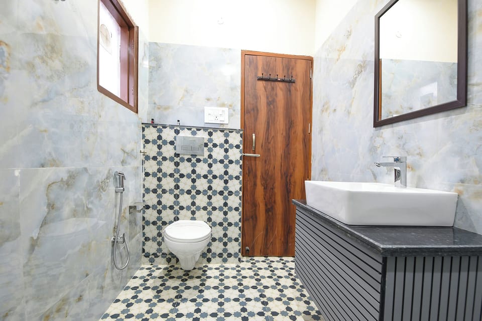 Deluxe Room | Bathroom | Shower, rainfall showerhead, free toiletries, towels