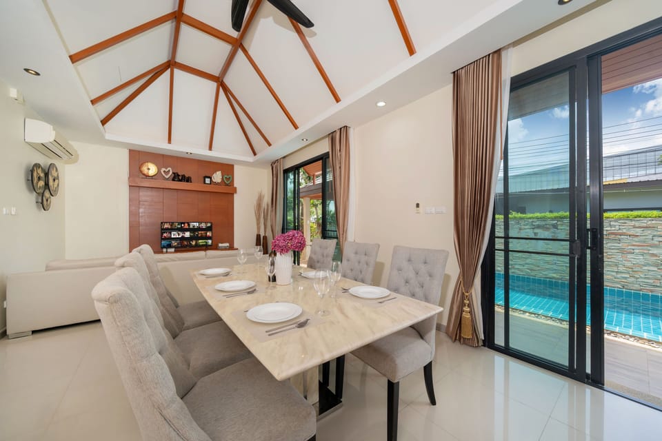 Family Villa, 3 Bedrooms, Pool View | In-room dining