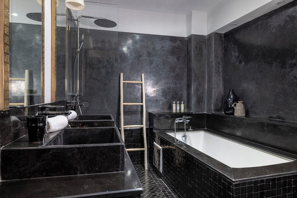 Chambre Dalhia | Bathroom | Shower, free toiletries, hair dryer, bathrobes