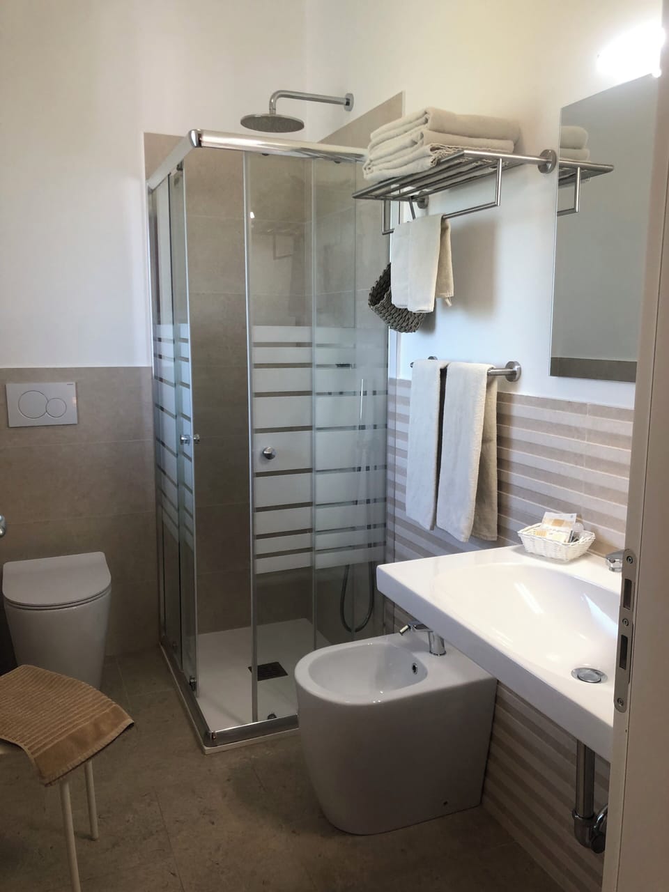 Shower, rainfall showerhead, free toiletries, hair dryer