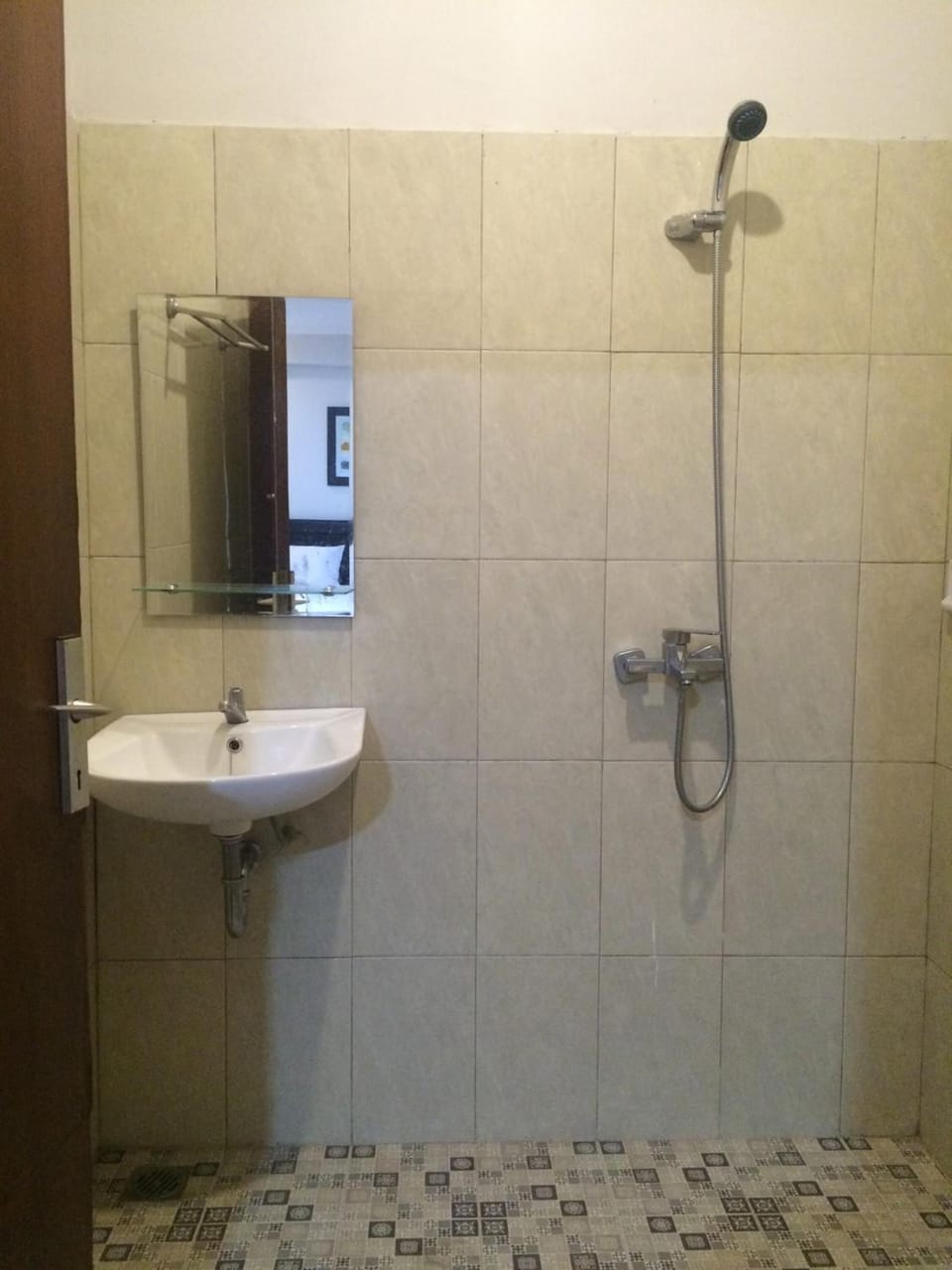 Shower, free toiletries, towels