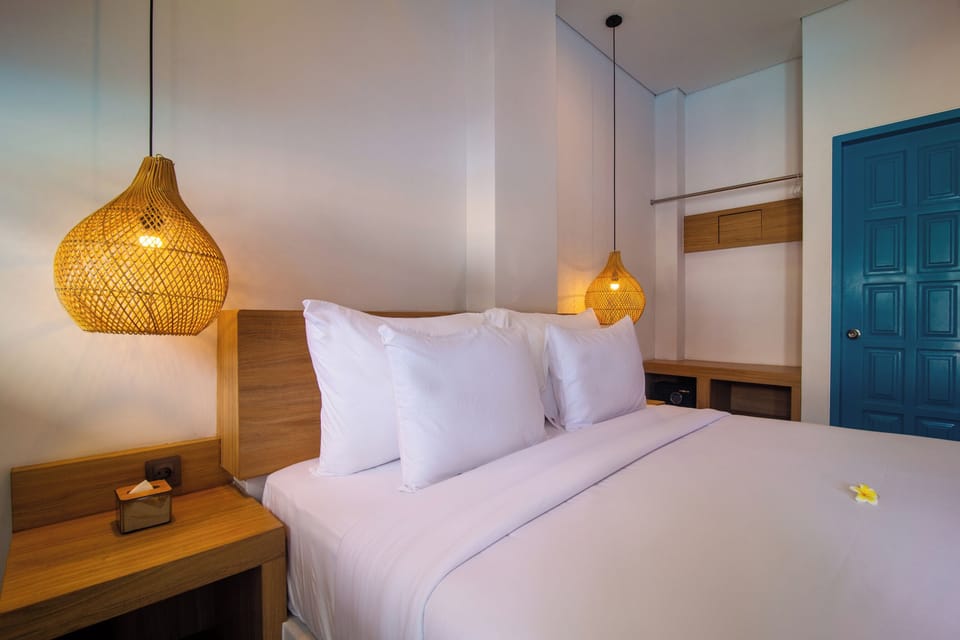 Deluxe Double or Twin Room | Bathroom | Shower, rainfall showerhead, soap, shampoo