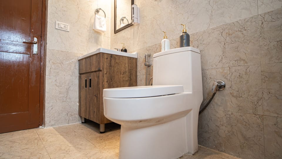 Super Deluxe Room | Bathroom | Shower, rainfall showerhead, free toiletries, slippers
