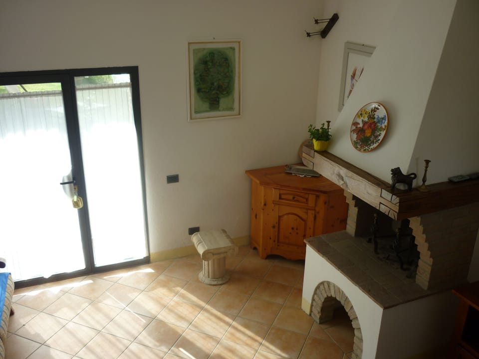 House, Garden View | Living area | 32-inch flat-screen TV with satellite channels