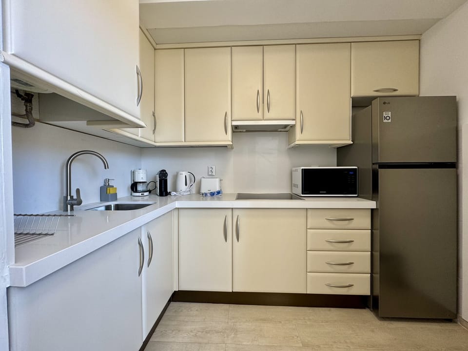Microwave, dishwasher, coffee/tea maker, toaster