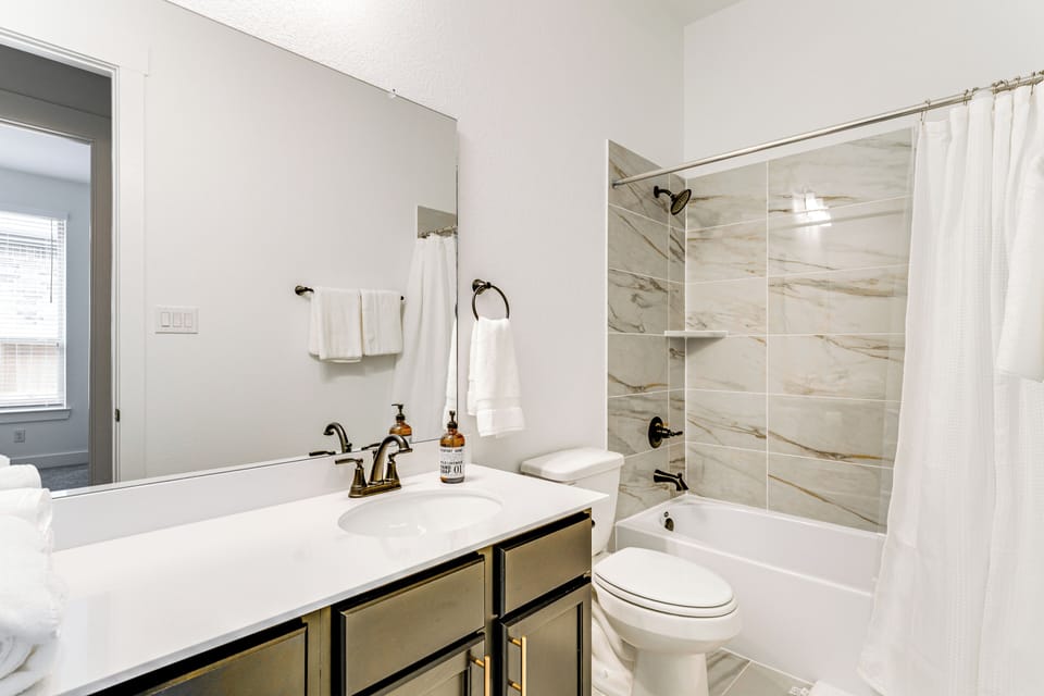 Modern Home, Close Proximity to Houston! Cottage in Harris County