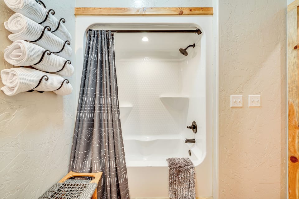 Hochatown Hideaway w/ Hot Tub: Walk to Dining Cottage in Broken Bow